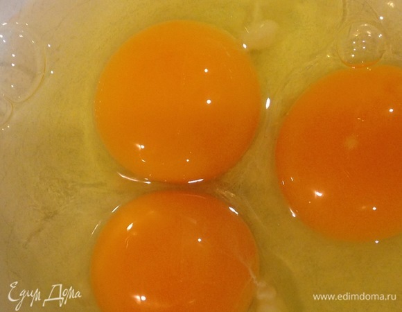 Разогреть духовку до 165°C. Смешать яйца, сахар, соль. Хорошо взбить на средней скорости 5 минут.