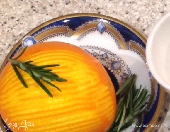 Натереть цедру двух мандаринов сорта «Клементин» (можно взять и обычные, но аромат будет не такой яркий).