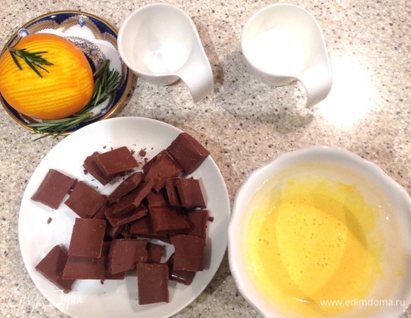 Готовлю глазурь. Хорошо смешиваю желток с сахаром, сливки довожу до кипения. Аккуратно вливаю половину сливок в яичную смесь и быстро перемешиваю, чтобы она не заварилась. Шоколад ставлю на водяную баню. В оставшиеся сливки ввожу смесь с желтком и сливками, прогреваю минуты 2 на среднем огне.