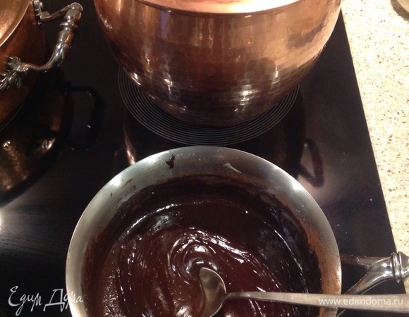 Шоколад снимаю с водяной бани, добавляю сливочную смесь, хорошо размешиваю.