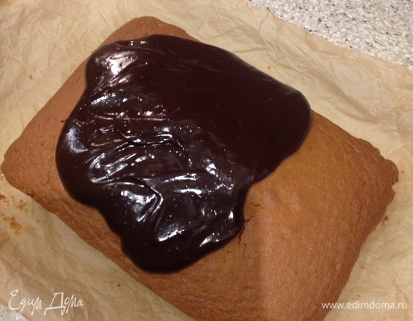 Вынуть кекс из духовки, дать немного остыть. Поливаю глазурью, когда кекс полностью остынет — лучше поставить его в холодильник охладиться.