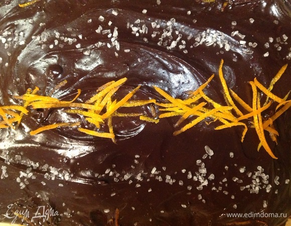 Можно украсить кекс по желанию. Мне нравится вкус цедры с шоколадом и морской солью. Приятного аппетита!