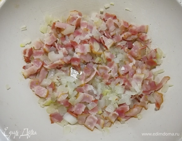 Лук и бекон обжариваем на сухой сковороде до прозрачности лука.