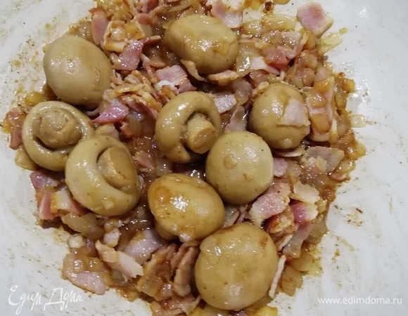 На дне сковороды осталась вкуснейшая зажарка. Добавим немного белого вина и соберем все вкусы вместе.