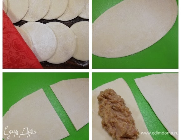 Все подготовлено, осталось сформировать манты. В этот раз я сделала их с «короной». Тесто раскатываем, вырезаем круглые заготовки. Затем заготовку раскатываем в овал и разрезаем пополам. Из одной заготовки у нас получится 2 небольших манта. На широкий конец выкладываем начинку.