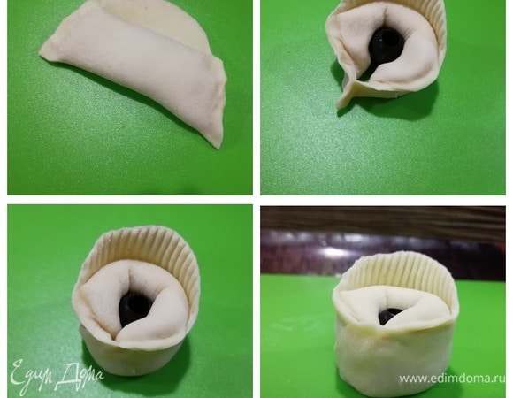 Огибаем тестом начинку, скрепляя боковые швы, делаем еще один оборот. В центр кладем маслину и соединяем ушки. «Корону» придавливаем вилочкой, чтобы получился рельеф.