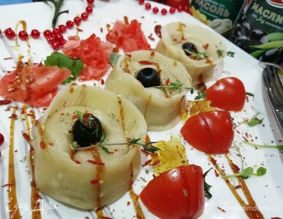 Как нельзя кстати пришелся к мантам маринованный имбирь, он прекрасно дополнил вкус начинки. Дополнительно я подала карамелизированный лук и помидоры черри. Тарелку украсила устричным соусом и сушеными томатами.