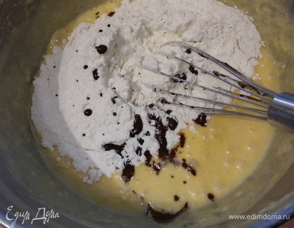 Подготовка: достать заранее сливочное масло и яйца, фундук обжарить на сухой сковороде (или подсушить в духовке), очистить от шелухи и порубить. 1 ст. л. с горкой растворимого кофе заварить 1 ст. л. кипятка. Теперь перейдем непосредственно к приготовлению: смешать в миске муку с разрыхлителем и щепоткой соли. В другой, более большой миске, взбить миксером сливочное масло с сахаром до просветления, по одному вбить яйца. Получится пышная масса кремовой консистенции. Всыпать муку, влить кофе и аккуратно размешать венчиком (я снимаю венчик с миксера), чтобы не было комочков.