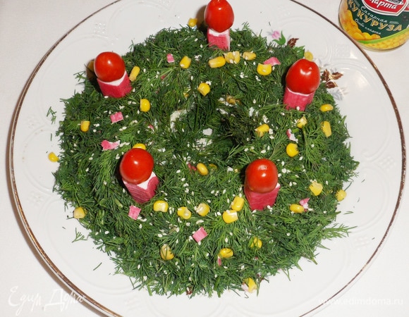 Новогодний салат из крабовых палочек с консервированной кукурузой готов. Приятного аппетита! Угощайте гостей!