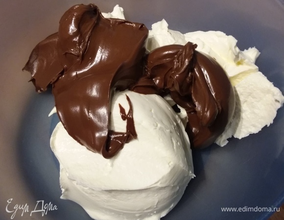 Пока корж остывает (можно вынести его на холод), приготовить крем. Смешать маскарпоне и шоколадную пасту, добавить 2–3 ст. л. ликера и перемешать лопаточкой до однородной консистенции.