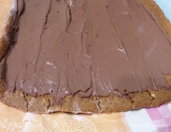 Полностью остывший корж аккуратно развернуть и смазать кремом. Немного крема оставить для декора.