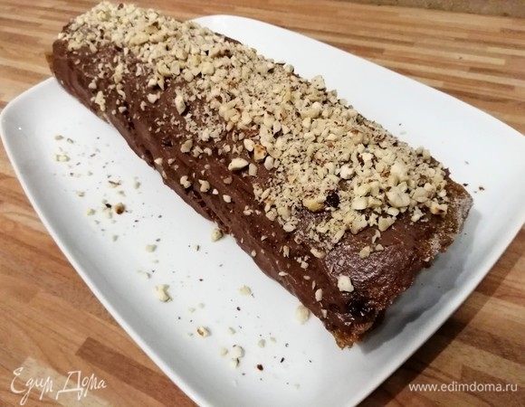 Нанести сверху крем и посыпать оставшимися орешками. Вот теперь, к сожалению, придется подождать, пока рулет охладится и пропитается. У меня рулет провел ночь в холодильнике.