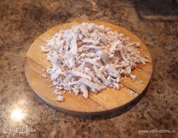 Отварить куриное филе 20 минут в подсоленной воде, остудить, нарезать полосками.