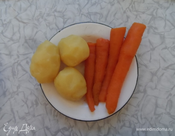 Из вареного картофеля выбрать 2 одинаковые штуки: красивые, ровные и плотные. Остальной картофель нарезать мелким кубиком. Морковь тоже нарезать мелким кубиком.