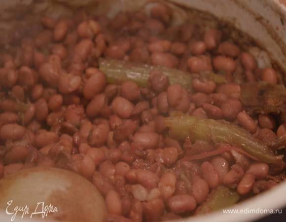 Фасоль, добавив помидор, луковицу и стебель сельдерея, отварить до готовности согласно инструкции на упаковке.