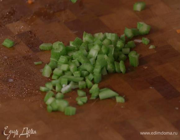 Оставшиеся стебли сельдерея мелко порезать.