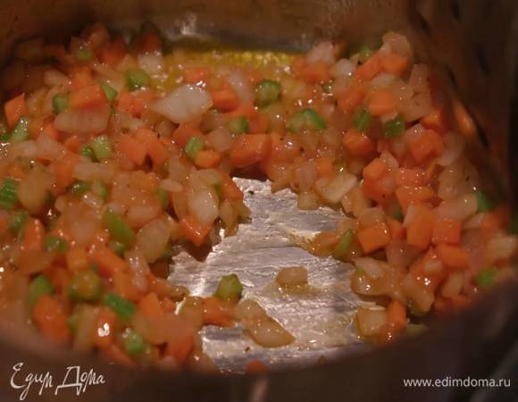 Разогреть в тяжелой кастрюле оливковое масло, выложить лук, морковь, сельдерей и раскрошенный пальцами пеперончино, все посолить, поперчить и, постоянно помешивая, немного прогреть, затем добавить пассату и, продолжая помешивать, тушить, пока овощи не станут прозрачными.