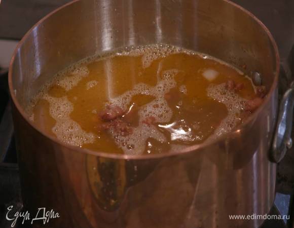 Добавить в кастрюлю часть отваренной фасоли, влить горячий бульон, так чтобы овощи были покрыты на два пальца, и отваривать 5–7 минут.