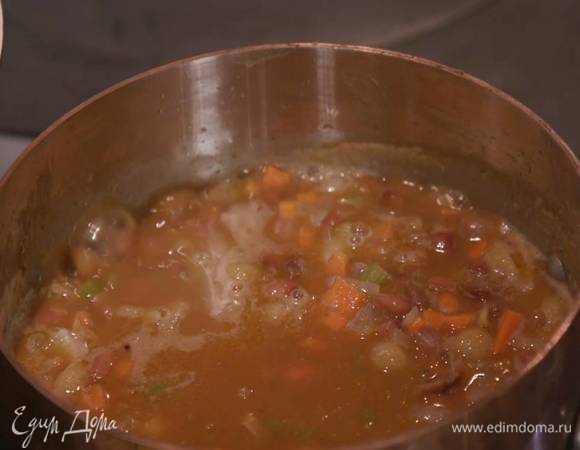 Макароны всыпать в кастрюлю с овощами и, добавив листья шалфея, отваривать на минуту меньше, чем указано на упаковке.