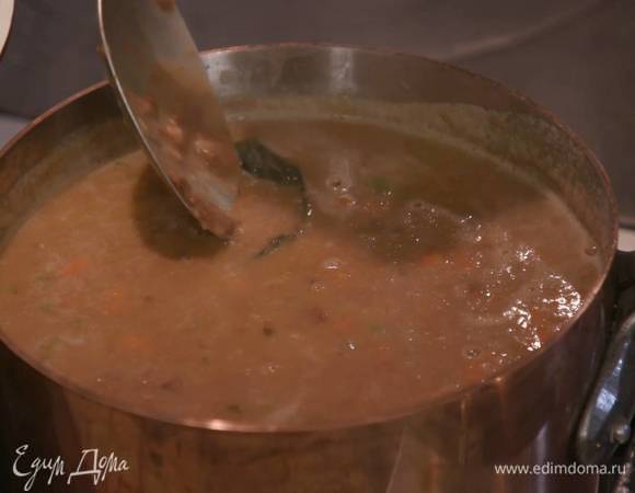 К оставшейся отваренной фасоли влить куриный бульон, измельчить погружным блендером и добавить к макаронам с овощами, все перемешать и удалить листья шалфея.