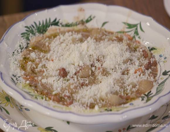 Разложить готовую пасту в тарелки, сбрызнуть оливковым маслом Extra Virgin и посыпать натертым сыром.