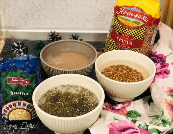 Зеленую и коричневую гречку промыть и залить чистой водой на 2 см выше уровня крупы. То же самое сделать с киноа и семенами чиа. Оставить все это на ночь.