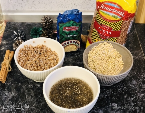 На следующий день откинуть зеленую и коричневую гречку на дуршлаг и дать всей жидкости хорошо стечь. Не промывать! Только тщательно избавиться от слизи. Если в киноа с чиа осталась вода, то ей тоже дать стечь.