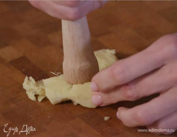 Корень имбиря почистить и слегка растолочь толкушкой.