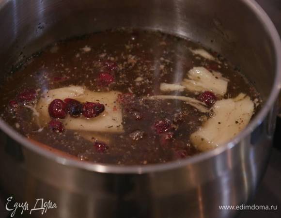 Сидр и уксус влить в небольшую кастрюлю, добавить палочку корицы, имбирь, клюкву и щепотку перца, поместить на огонь и уваривать все минут 10, так чтобы сидр наполовину уварился.