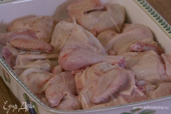 Тушки цыплят вымыть, высушить, разрезать на четыре части и выложить в жаропрочную керамическую форму.