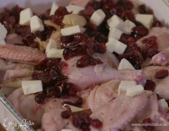 Цыплят посолить, поперчить, посыпать мускатным орехом, полить сидром со специями, сверху разложить кусочки сливочного масла.