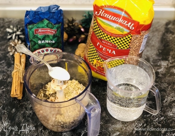 В большую чашу блендера кладем зеленую гречку, киноа, семена чиа, псиллиум, стакан воды, 1 ч. л. соли, оливковое масло. Взбиваем до однородной густой массы.