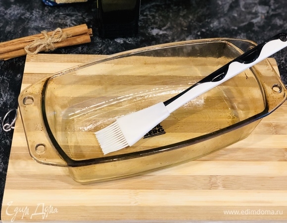 Форму смазать оливковым маслом.