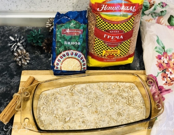 Сверху посыпаем семенами подсолнечника (тыквы, кунжута или льна).