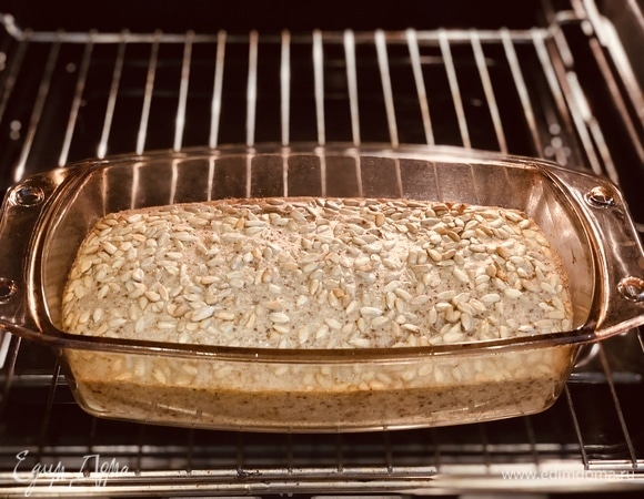 Отправляем в заранее разогретую духовку при температуре 180°С на 2–2,5 часа.