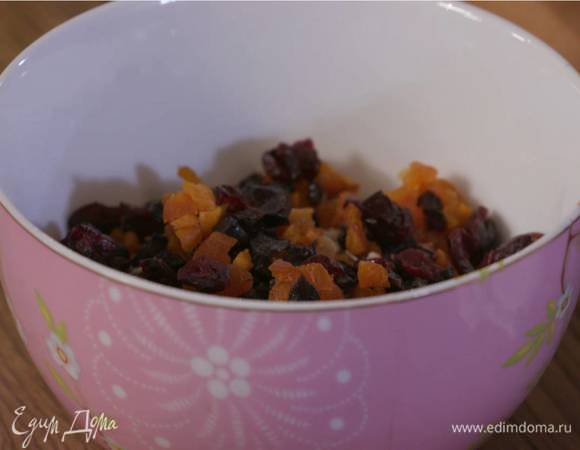 Крупные сухофрукты нарезать маленькими кусочками.