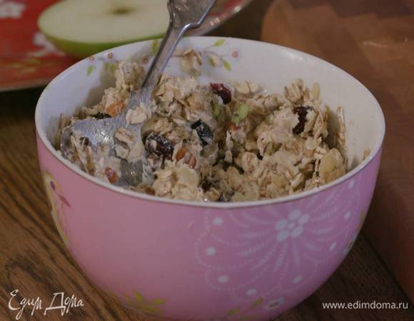 Овсяные хлопья выложить в глубокую посуду, добавить все сухофрукты, орехи, ваниль, мускатный орех, корицу и соль, влить кленовый сироп и перемешать, затем добавить предварительно размягченное сливочное масло и все размять.
