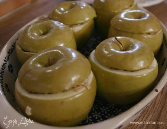 Запекать яблоки в разогретой духовке 25–30 минут.