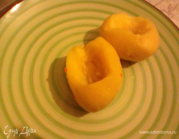 Вырезать аккуратно у картофеля серединку.