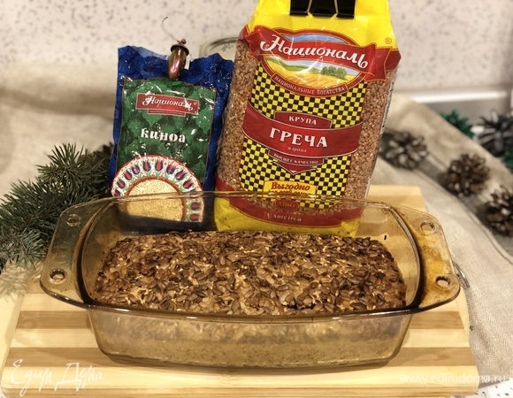 Степень приготовления проверяем деревянной шпажкой. Если шпажка выходит почти сухой, то ваш хлеб готов. Достаем его из духовки, даем немного остыть в форме. Затем достаем из формы и перекладываем на доску. Приятного аппетита!