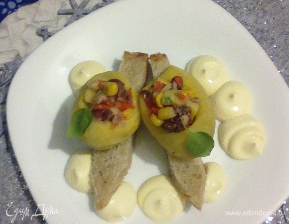 Смешать ингредиенты, добавив кукурузу, посолить немного. Наполнить «башмачки». Из хлеба вырезать «лыжи». Украсить зеленью и майонезом.