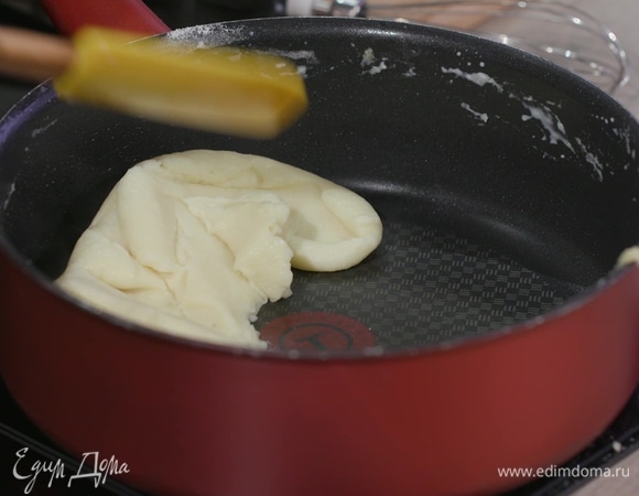 Разогреть в сковороде 50 г сливочного масла, всыпать муку и, помешивая, заварить, затем небольшими порциями вливать молоко, постоянно перемешивая массу лопаткой, чтобы не было комочков.