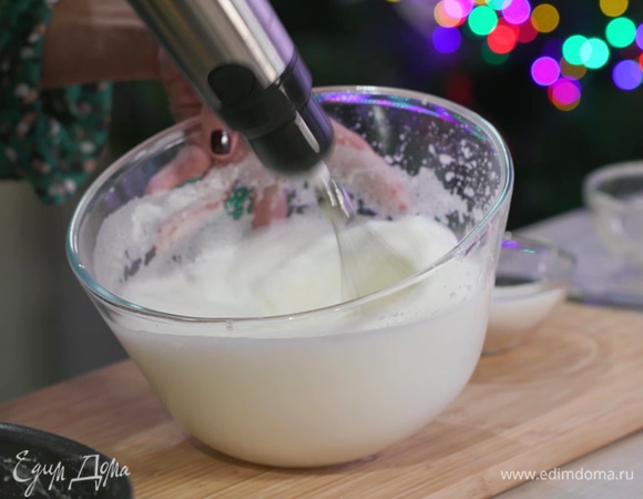 Белки слегка взбить блендером с насадкой-венчиком, затем, продолжая взбивать, частями всыпать 100 г сахара.