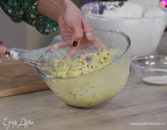 В глубокую миску выложить заваренную с молоком муку, добавить мякоть маракуйи и перемешать все венчиком, затем ввести немного взбитых белков и вымешать лопаткой.