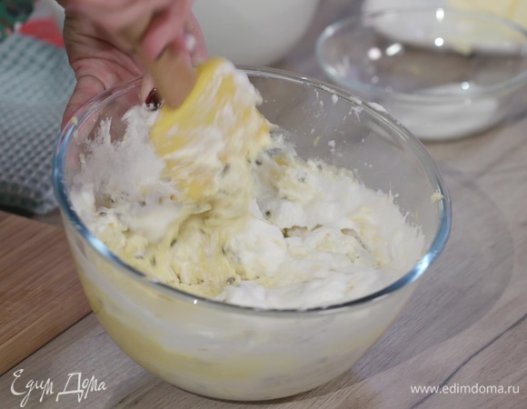 Белки с маракуйей выложить к оставшимся взбитым белкам и вымешать.