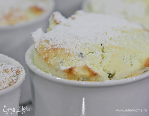 Выпекать суфле в разогретой духовке 18–20 минут.