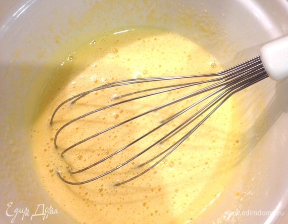 Добавляю ложку сливок и все хорошо взбиваю.