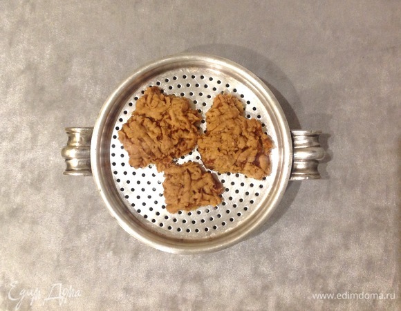 Сухое печенье (у меня было с ароматом меда) измельчаю в блендере в крошку. Добавляю сливочное масло и сахар. Вымешиваю.