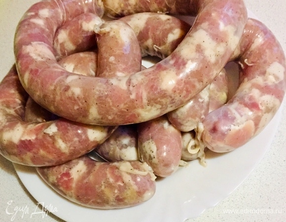 Начинять колбаску легко, если есть специальная насадка на мясорубку, но можно обойтись и без мясорубки, что еще проще. Отрезать от пластиковой бутылки горлышко, чтобы получилась воронка (примерно 5–7 см от горлышка). Надеваем кишки на горлышко и перетягиваем ниточкой (я перетягиваю резиночкой, чтобы кишки не спадали), набиваем в воронку мясо и проталкиваем пальцем. Если на мясорубке, то тоже обязательно перевязать ниткой. Набивать надо поплотнее. Делаете колбаску любой формы: можно кольцами, сосисками или улиткой, также перевязываете ниточкой. Когда колбаса готова, нужно проколоть ее. Берем зубочистку и прокалываем в разных местах. Не бойтесь прокалывать: чем больше проколов, тем лучше. Помять колбаску, чтоб лишний воздух вышел. Чтобы колбаса была мягкой и нежной, сперва нужно ее отварить.