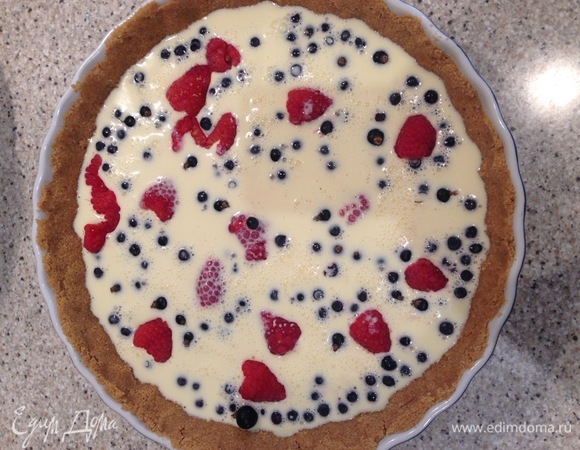 Аккуратно выливаю творожную начинку. Выпекаю 25–30 минут. Следите за чизкейком, приготовление зависит от возможностей вашей духовки.